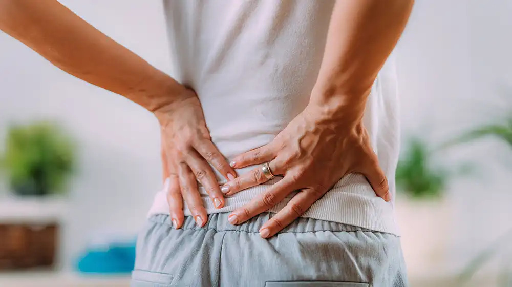 أسباب شائعة لألم أسفل الظهر عند الجلوس أو الانحناء