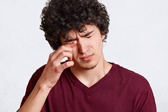 ما هي أسباب ظهور دم في العين؟