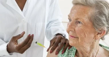 التطعيمات الوقائية لكبار السن وأنواعها