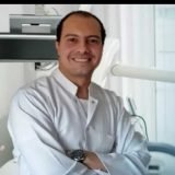 أخصائي طب وجراحة الفم والأسنان