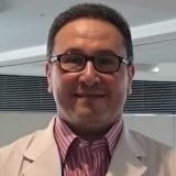 دكتور حاتم حمدي استشاري جراحة العظام والعمود الفقري في التجمع