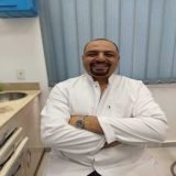 دكتور ايمن عبدالمنعم اخصائي طب و تجميل الاسنان في التجمع