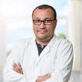 دكتور حسن صالح أخصائي طب الأسنان في الجامعة