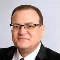 إستشارى جراحة المخ والأعصاب والعمود الفقرى.