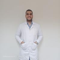 أخصائي جراحة الفم و زراعة الأسنان