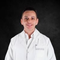 أستاذ دكتور في جراحه اللثه و زراعة الأسنان