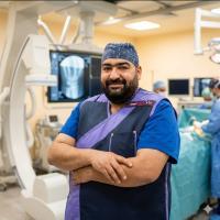 اخصائي أمراض المخ و الأعصاب والتدخل المحدود بالقسطره المخيه (للجلطات و النزيف و التمدداد الشريانيه و الوحمات الدمويه المخيه و الناسور الشرياني الوريدي و حقن اورام الجهاز العصبي عن طريق القسطره المخيه ) و امراض العمود الفقري و التهاب الأعصاب الطرفيه