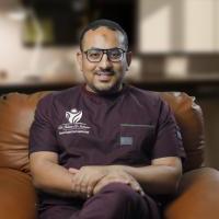 استشاري الجراحه العامه و جراحة الاورام والمناظير والغدد الصماء والقولون والشرج بالليزر