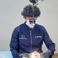 اخصائي طب الفم و الاسنان