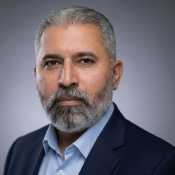 استشاري جراحة المخ والأعصاب والعمود الفقري