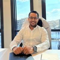 اخصائي طب وجراحة الفم والأسنان