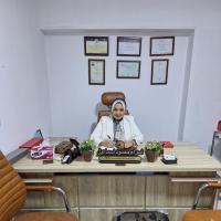 اخصائي نساء وتوليد 
زميل الجمعية الأمريكية لطب النساء التجميلي 
دبلومة طب الجنين