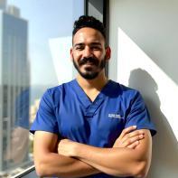 اخصائي امراض المخ و الاعصاب و العمود الفقري وعضو الجمعيه الامريكيه للمخ و الاعصاب