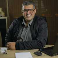 -استشاري و استاذ امراض المخ و الأعصاب و الطب النفسي