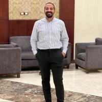 دكتور احمد صلاح عبد الهادي اخصائي جراحات اليد و العمود الفقري في التجمع