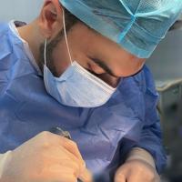 اخصائي طب وجراحة الفم والاسنان