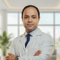 استشاري جراحات العظام والكسور والعمود الفقري
متخصص في جراحات العظام للبالغين والأطفال
متخصص في إصابات الملاعب ومناظير المفاصل
خبرة في جراحات العمود الفقري للبالغين والأطفال
خبرة في علاج تشوهات العظام وتقويم العظام
متخصص في جراحات تغيير المفاصل وعلاج 