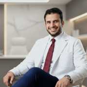 استشاري ومدرس جراحة العظام والمفاصل /طب عين شمس 
استاذ زائر جراحة العظام /جامعة اوهايو /الولايات المتحدة الامريكية
متخصص في عمليات مناظير الركبة والرباط الصليبي و قطع اوتار الكتف