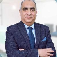 أستاذ الجراحة العامة وجراحة الأوعية الدموية.
خبير الجراحات العامة المتقدمة وعلاج أمراض الشرايين والأوردة.