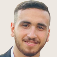 اخصائي تقويم الاسنان. طبيب مقيم ببرنامج زماله التقويم بكلية الجراحين الملكيه ببريطانيا