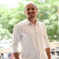 اخصائي التجميل اللا جراحي زميل كلية ليدز بريطانية وحاصل علي البورد الامريكي والبورد البريطاني والكندي وعضو الجمعية الامريكية للتعليم الطبي المستمر