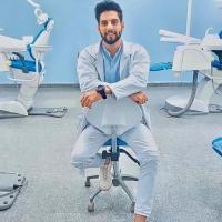 أخصائي تجميل وزراعة الأسنان والتركيبات الثابتة والمتحركة
