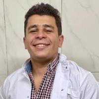 اخصائي طب الفم و الأسنان