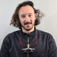أخصائي التقويم وطب وجراحة الأسنان