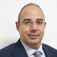 استشاري جراحة المخ والاعصاب والعمود الفقري