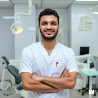 أخصائي طب وجراحه الفم و الاسنان