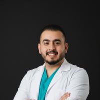 أخصائي التركيبات و تجميل الاسنان