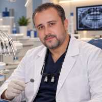 اخصائى طب وجراحة الفم وتقويم وزراعة الاسنان