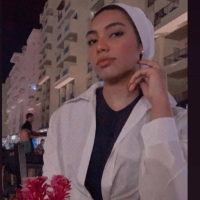 أخصائية التركيبات وزراعة الأسنان والحشوات التجميلية