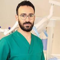أخصائي التركيبات وزراعة الأسنان والحشوات التجميلية