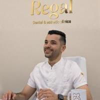 اخصائي التركيبات الثابتة وتجميل الاسنان