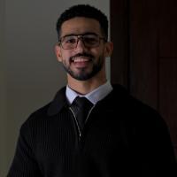 اخصائي طب و جراحة الفم و الاسنان