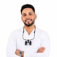 اخصائي زراعة الاسنان والتركيبات التجميلية