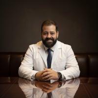 مدرس و استشارى جراحات العيون و الليزر بمستشفيات جامعه عين شمس و استشارى ازاله المياه البيضاء و زراعه القرنيه بمستشفيات الوطنى للعيون