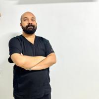 استشاري اسنان متخصص في تركيبات الاسنان التجميلية وعلاج العصب والخلع الجراحي والعادي