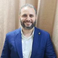 استشاري جراحة المخ والأعصاب والعمود الفقري