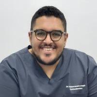 اخصائي تقويم الاسنان و طب الفم