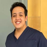 اخصائي طب الاسنان و جراحة الفم و اللثة