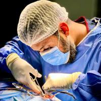 استشاري جراحه المخ والأعصاب والعمود الفقري