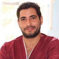 اخصائي زراعة الأسنان