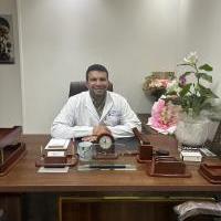 استشاري امراض الكبد و الجهاز الهضمي و المناظير