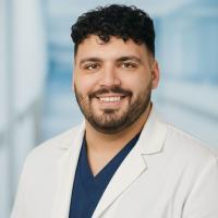 أخصائي جراحة الفم وزراعة الأسنان والحشوات التجميلية