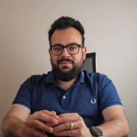 أخصائي طب وجراحة الفم والأسنان