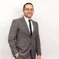 أخصائي جراحة المخ والأعصاب والعمود الفقري بمستشفيات القوات المسلحة وعضو الاكاديمية الطبية العسكريه