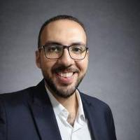 اخصائي طب وجراحة الفم والأسنان