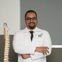 استشاري جراحة المخ والاعصاب جامعة القاهرة . استاذ مساعد جراحات المخ والاعصاب والعمود الفقري جامعة القاهرة